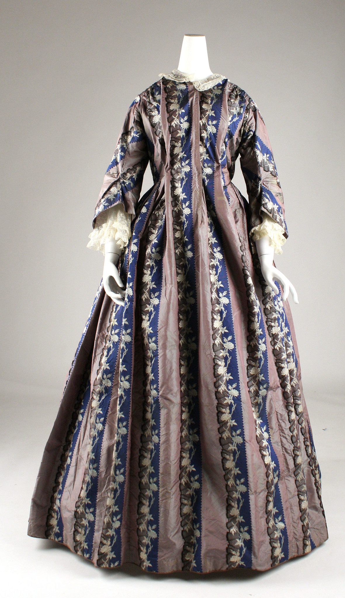 Dressing gown, c.1850, American, Silk, cotton. metmuseum