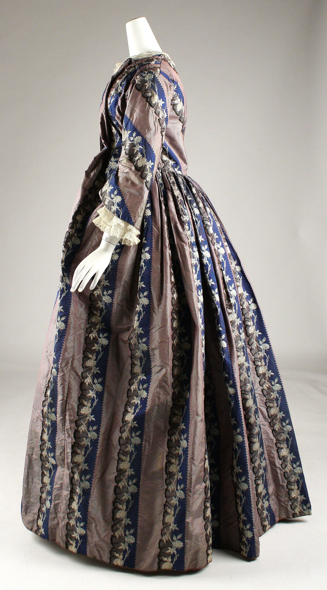 Dressing gown, c.1850, American, Silk, cotton. metmuseum