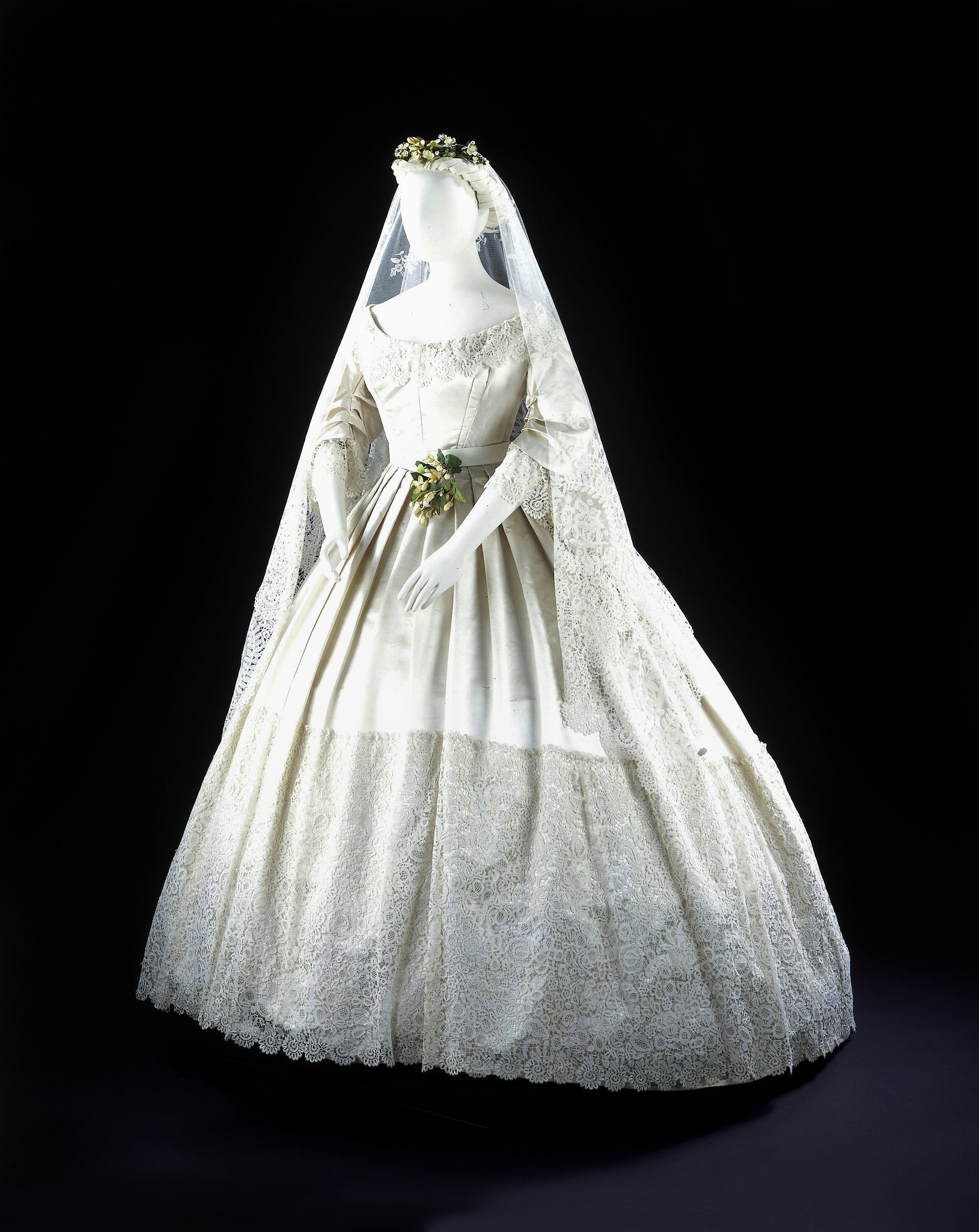 Silk-satin, trimmed with Honiton appliqué lace, machine net and bobbin lace, hand-sewn. Royal Collection Trust / © HM Queen Elizabeth II 2016