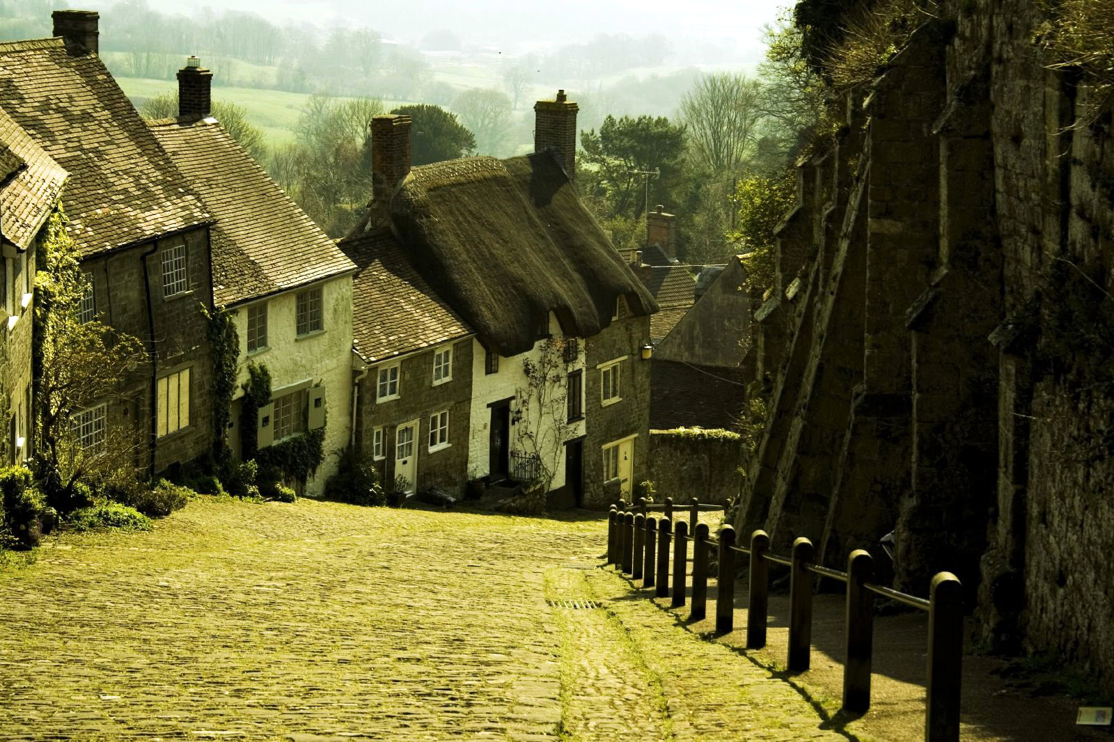 Gold Hill, Shatesbury, Dorset. Credit Louis du Mont