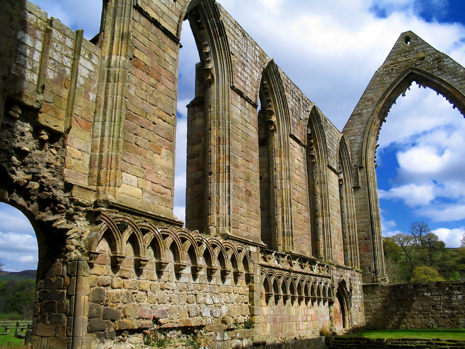 Bolton Abbey. Credit Dbenbenn
