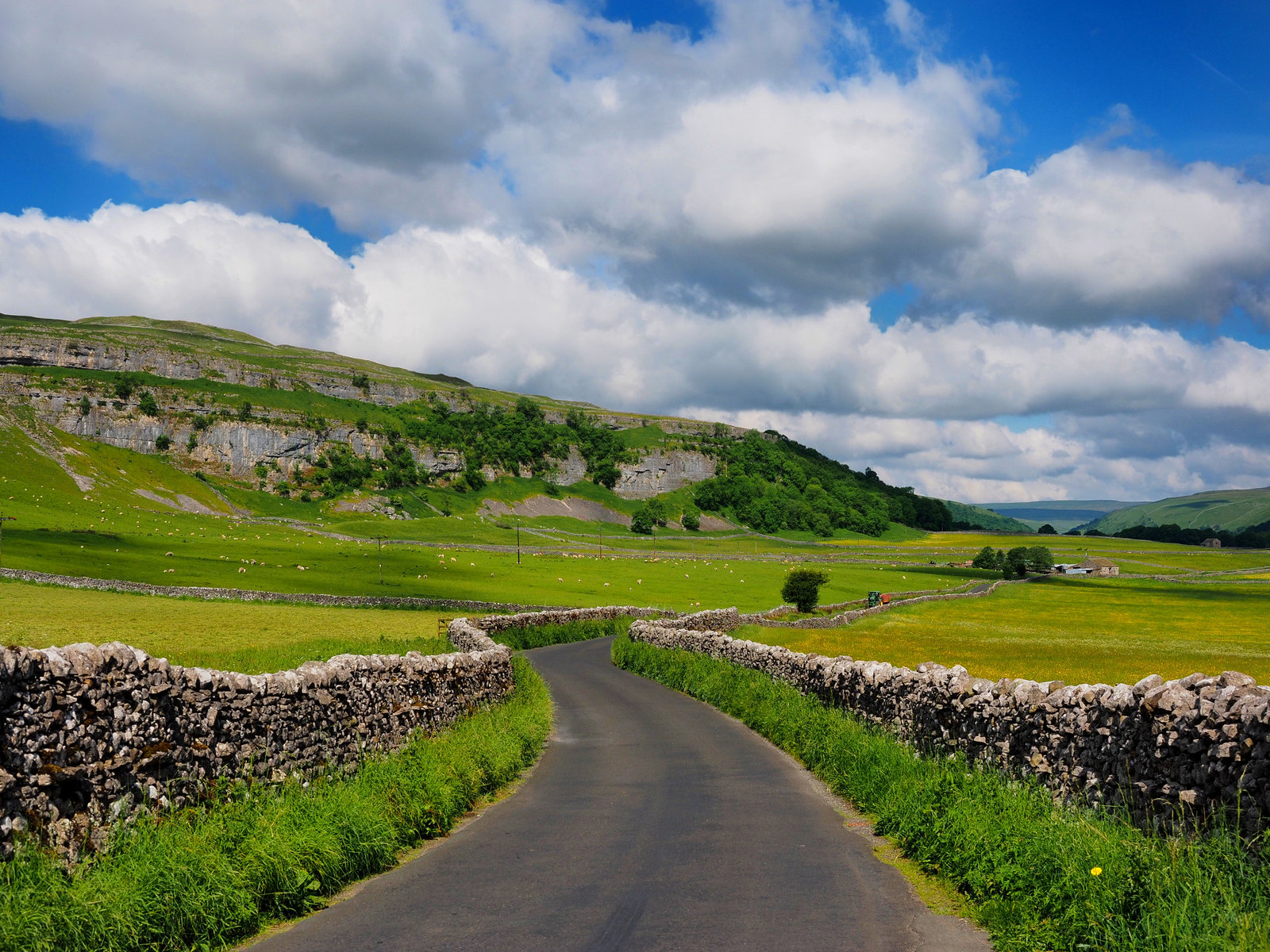 Winding road through Littondale. Credit Kreuzschnabel