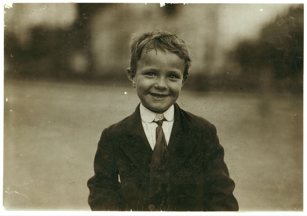 Tootsie, six yr. old news-boy, sells every day and Sunday for a young uncle who had to spend a good deal of his time driving Tootsie back on the job. Harry Murphy, 809 4-1/2 St., S.W., Washington, D.C. Location: Washington (D.C.), District of Columbia.