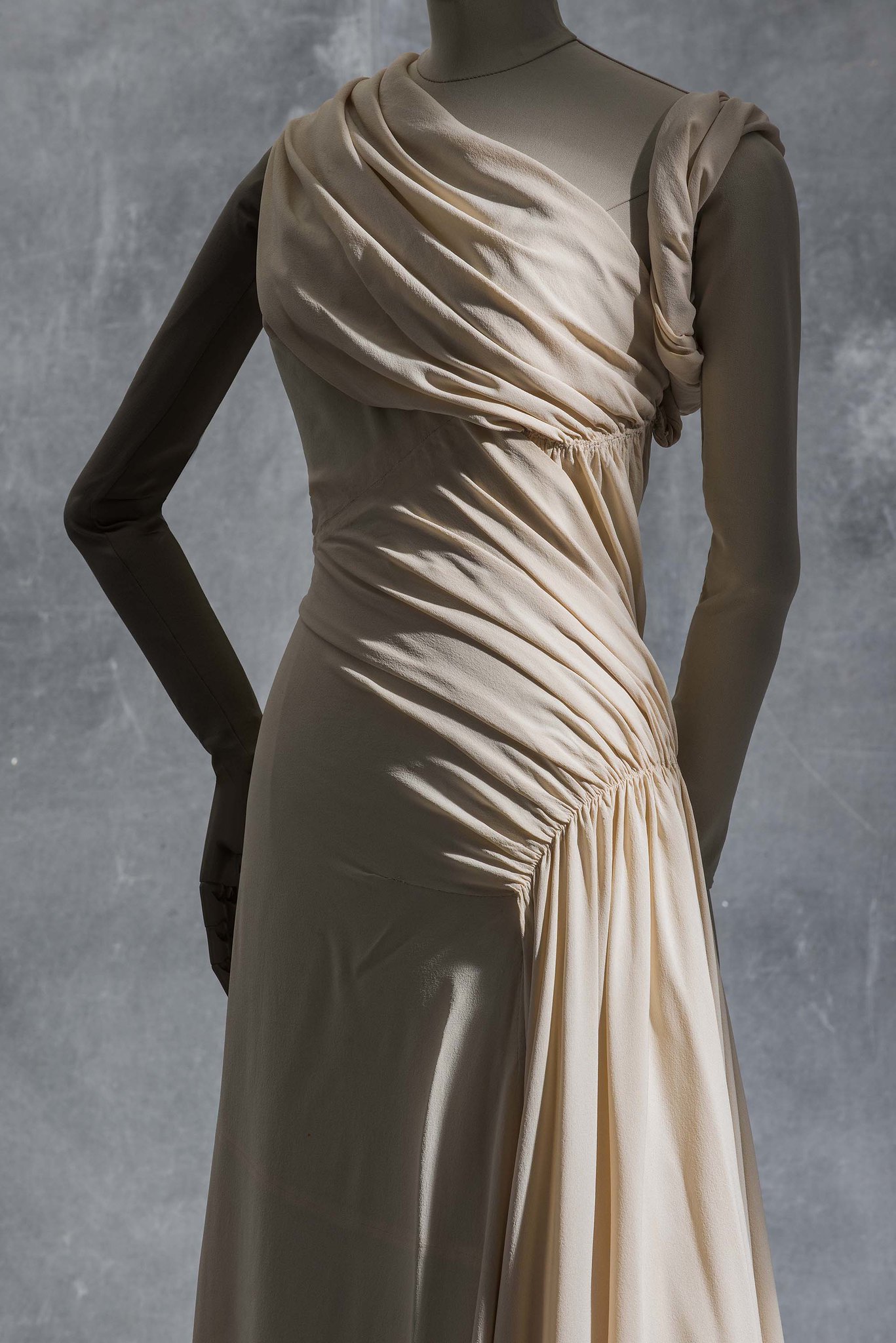 Madeleine Vionnet, evening dress, Haute couture winter 1935. Silk crêpe. Collection UFAC © Les Arts Décoratifs, Paris. Photo Jean Tholance