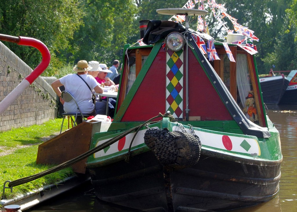Dining al fresco with boating friends. Credit donald judge