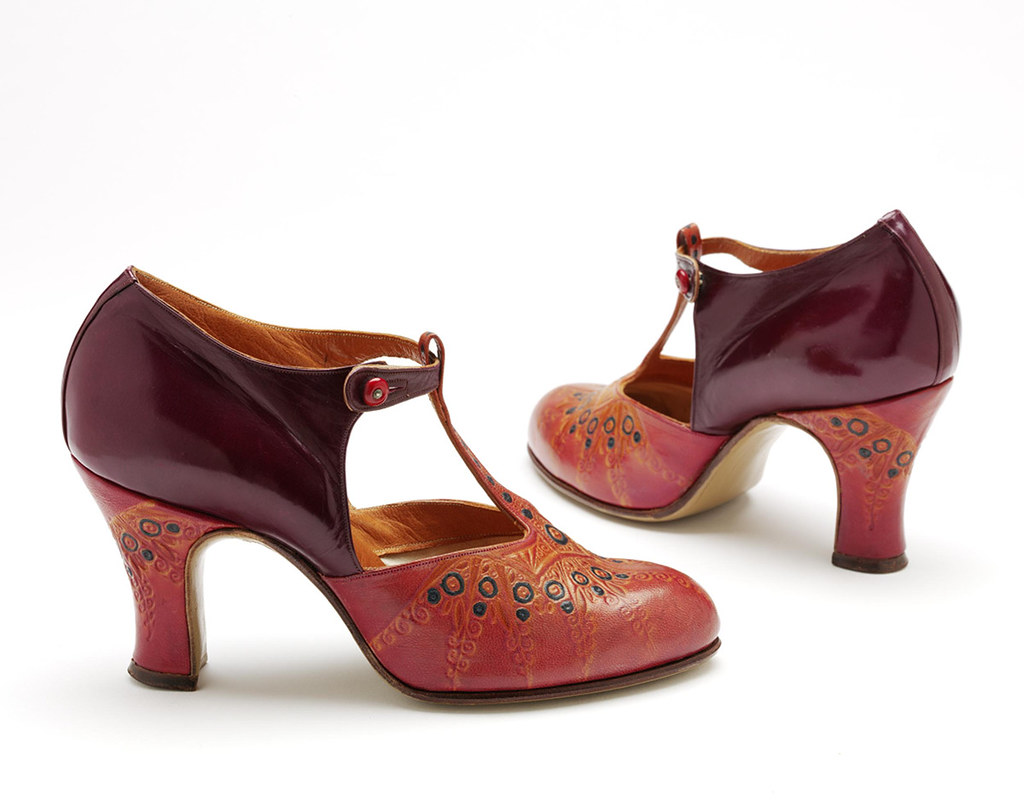 1927. French. Calf leather, stamped design, lined with leather and canvas.© Victoria and Albert Museum, London