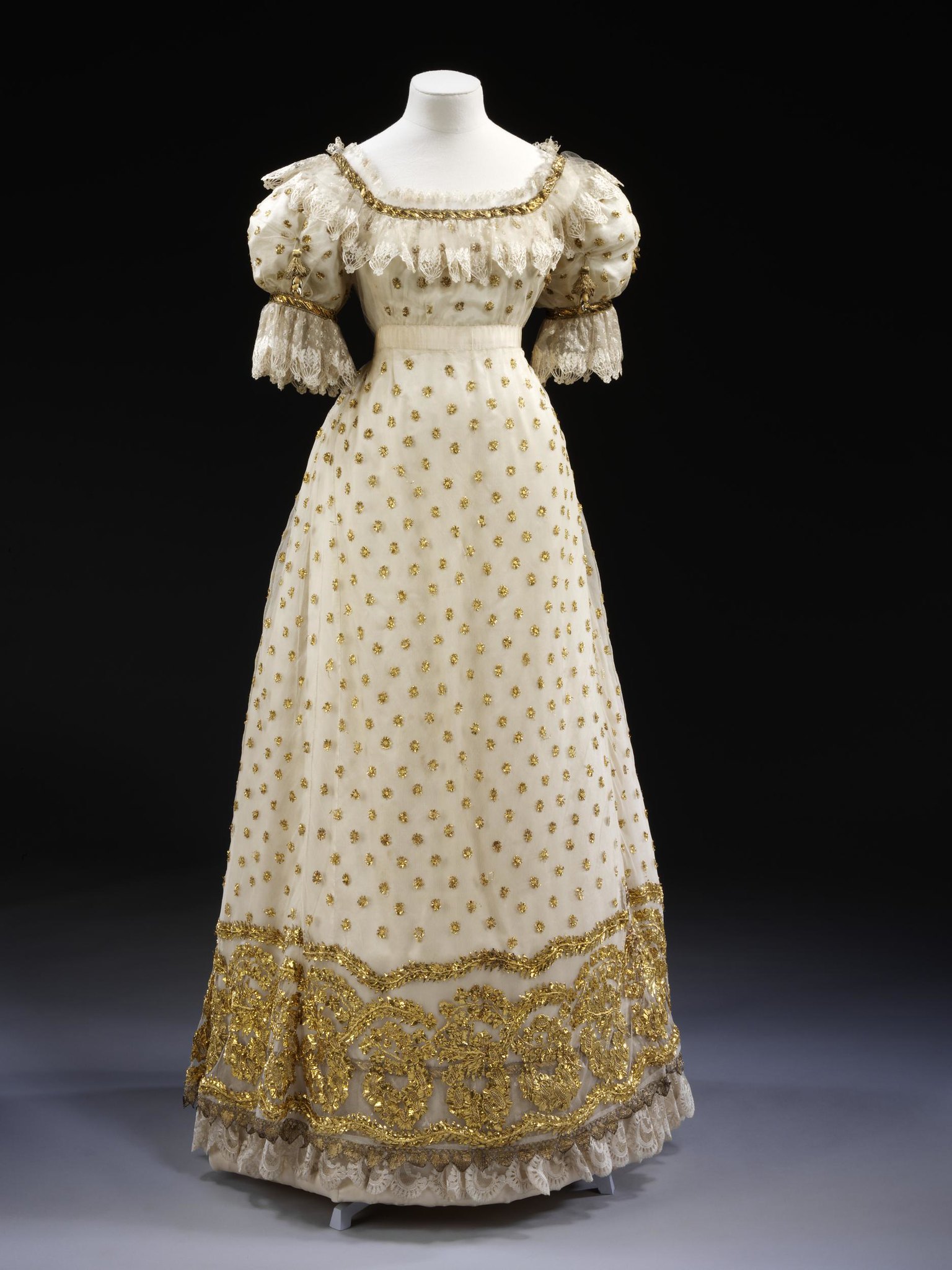 1820 Ball gown. British. Silk satin and silk embroidered with metal. © Victoria and Albert Museum, London