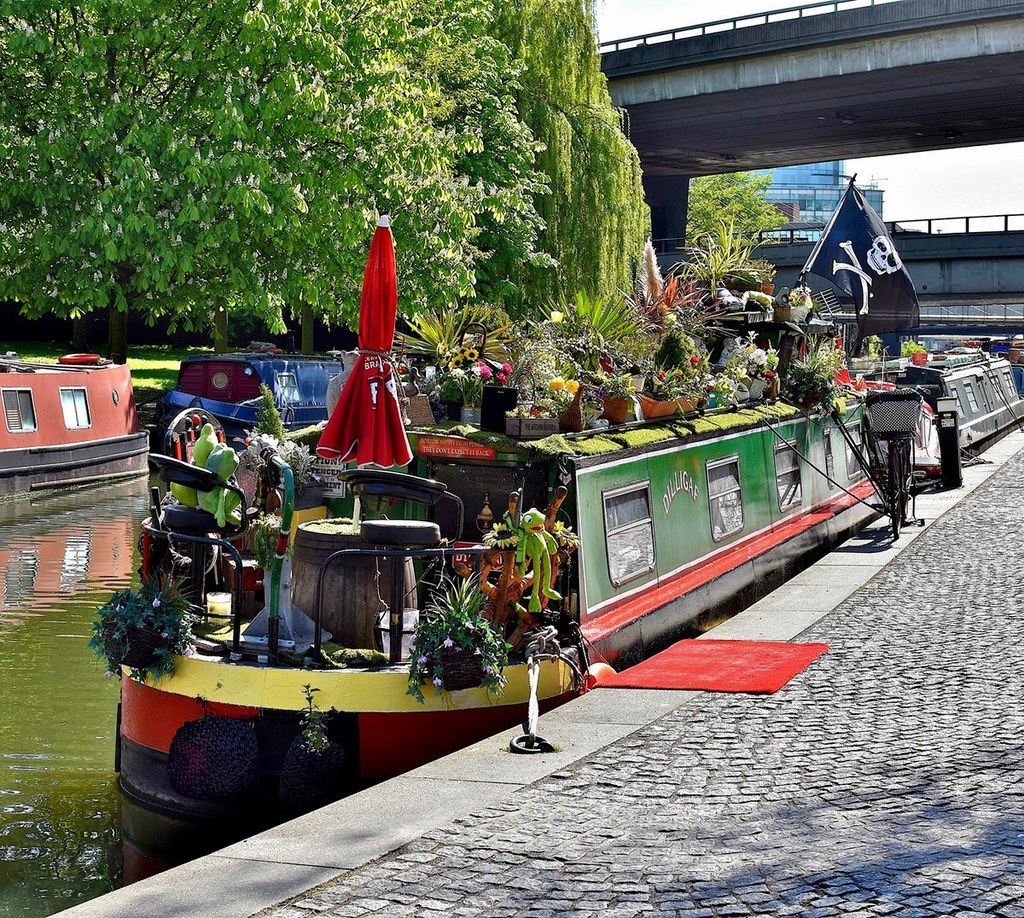Narrowboats at the Paddington branch of the Grand Union Canal