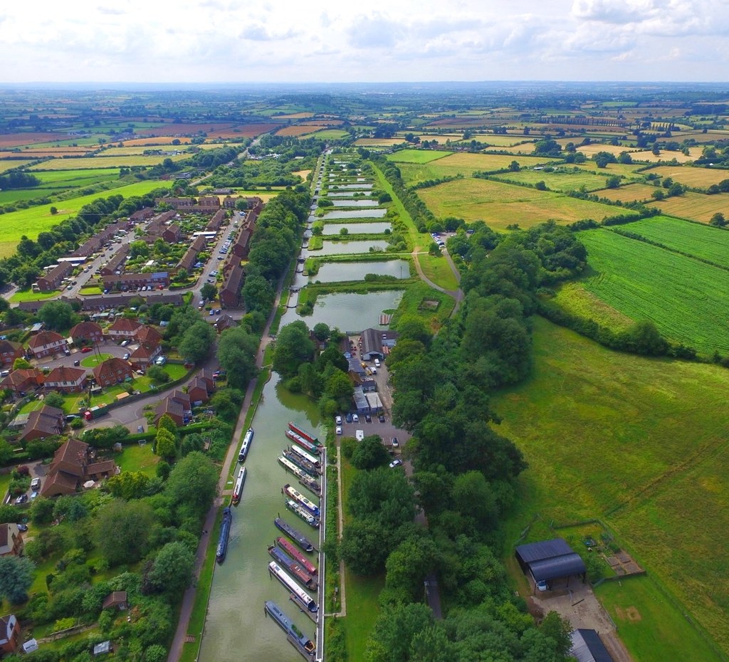 Caen Hill Locks from 400 feet - Looking down from Bath Road Bridge. Credit Rmckenzi
