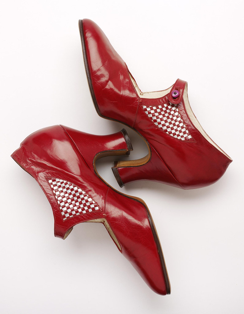 1925 British. Leather, lined with kid leather and canvas. © Victoria and Albert Museum, London