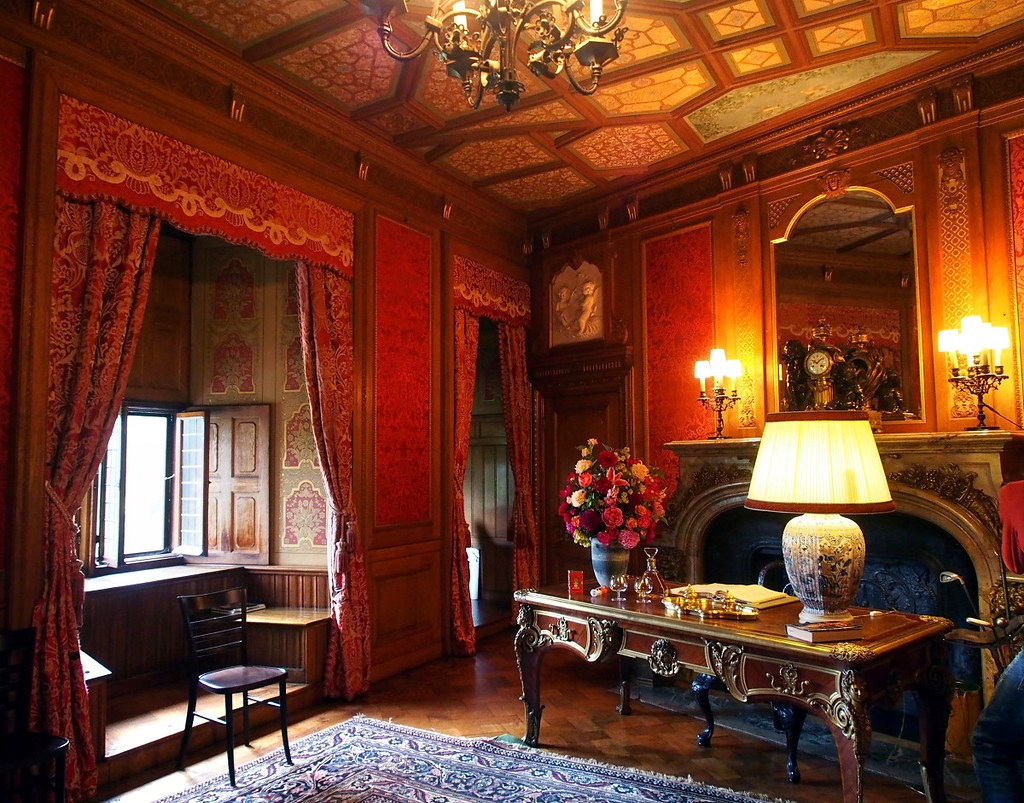 Castle de Haar Bedroom. Credit Arjandb