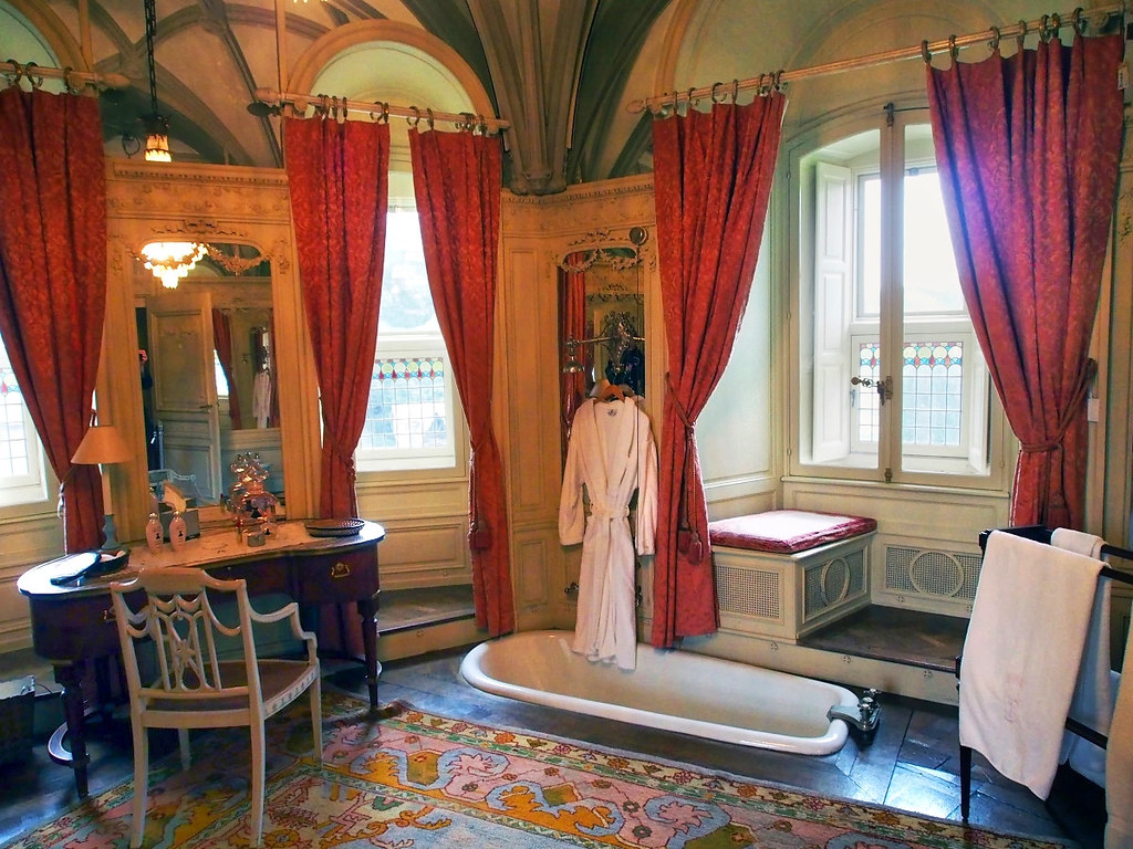 Castle de Haar Bathroom. Credit Arjandb