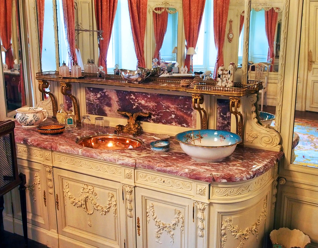 Castle de Haar Bathroom. Credit Arjandb