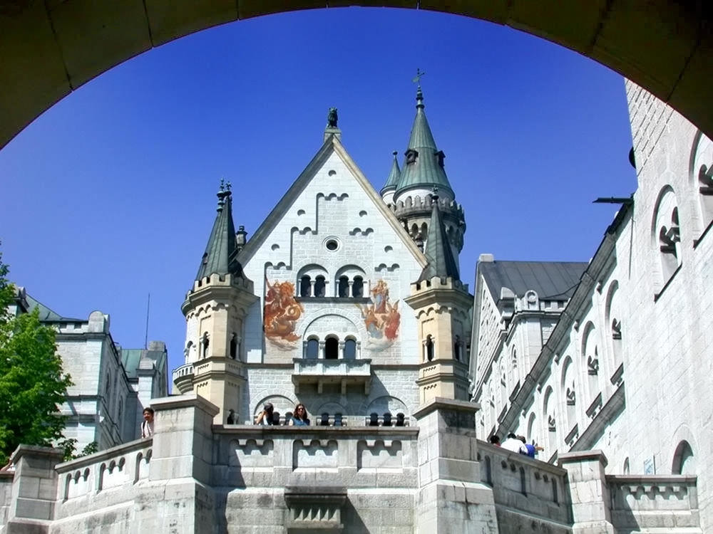 Schloss Neuschwanstein Courtyard. Credit Jay, flickr