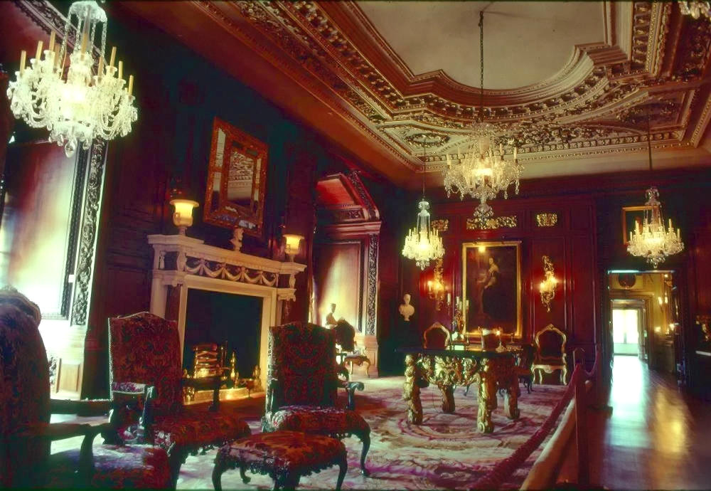 Warwick Castle Parlor. Credit David Pettit, flickr