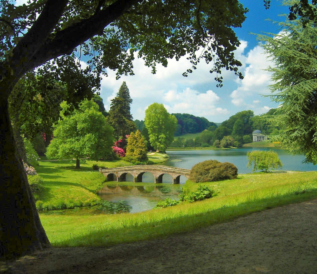 Stone arch bridge in Stourhead. Credit Hans Bernhard