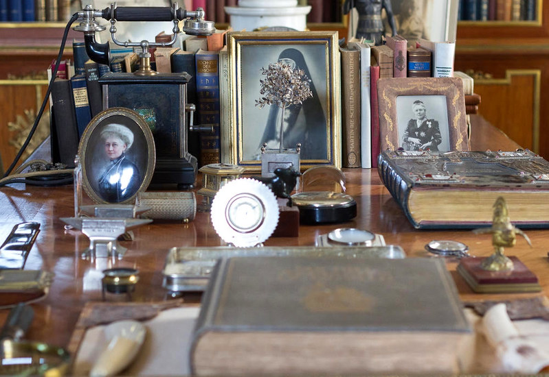 Oddments on the desk at Doorn House. Credit Hans Splinter, flickr