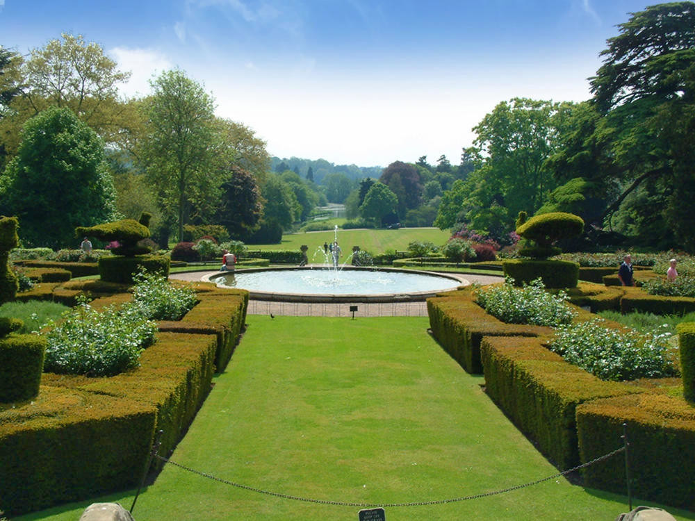 Warwick Castle Gardens. Credit shakestd