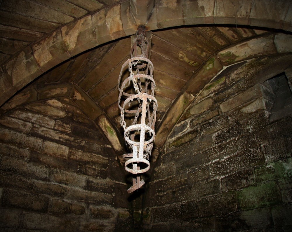 Warwick Castle dungeons with gibbet. Credit Paul Reynolds, flickr