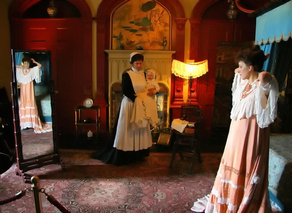 Warwick Castle bedroom. Credit Paul Reynolds, flickr