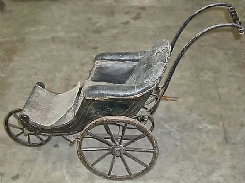 Pram with three wheels from the period 1840-1850. Credit Antieke kinderwagen