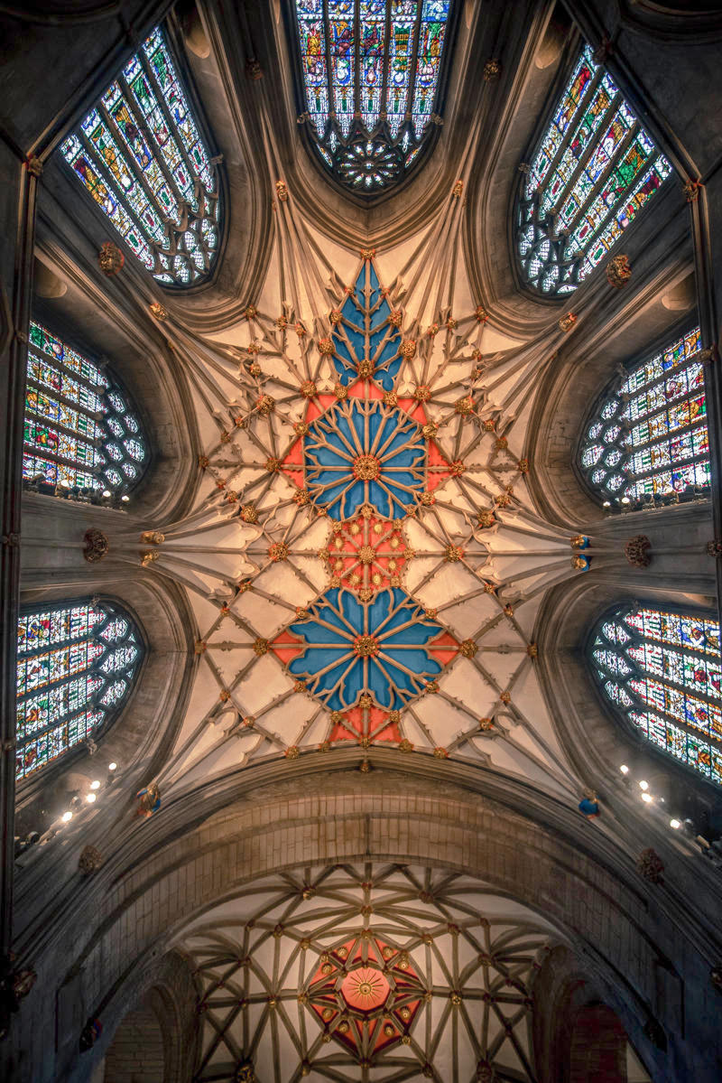 The decorated ceiling of Tewkesbury Abbey directly above the choir and altar. Credt Bs0u10e01