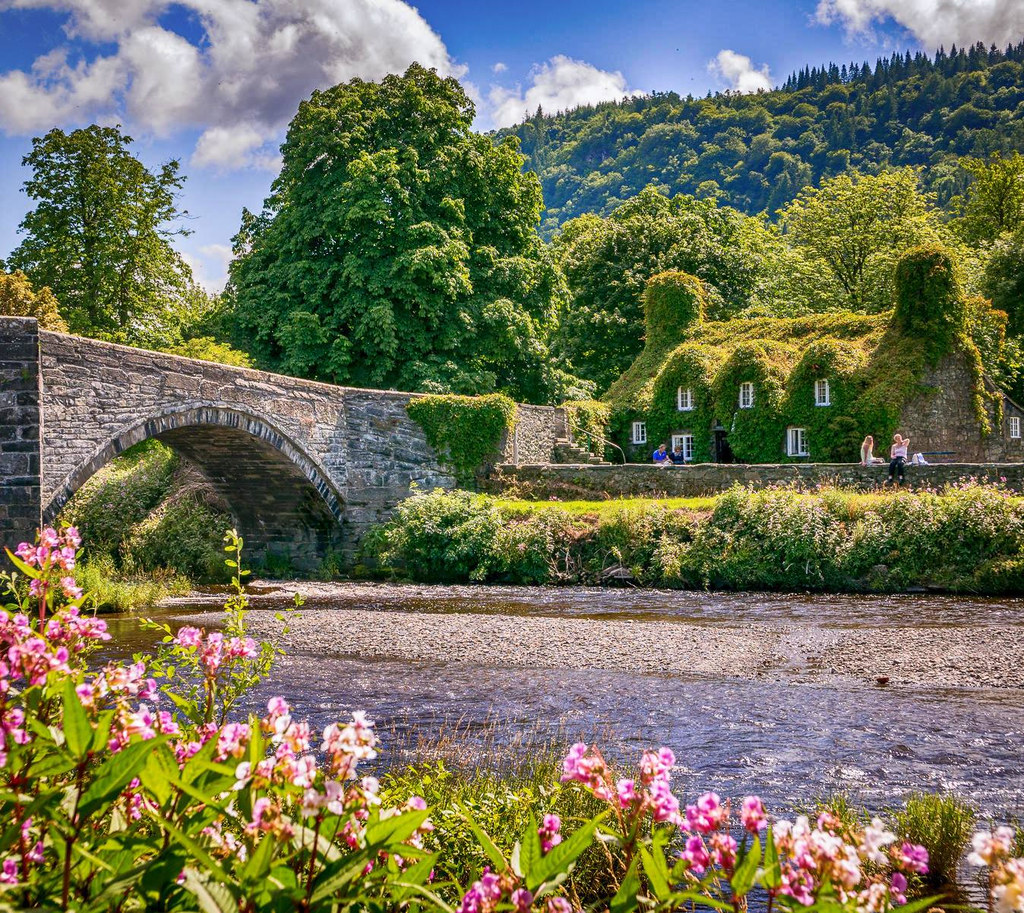 Tu Hwnt I'r Bont Tearoom, Llanrwst, Wales. Credit Bob Radlinski, flickr