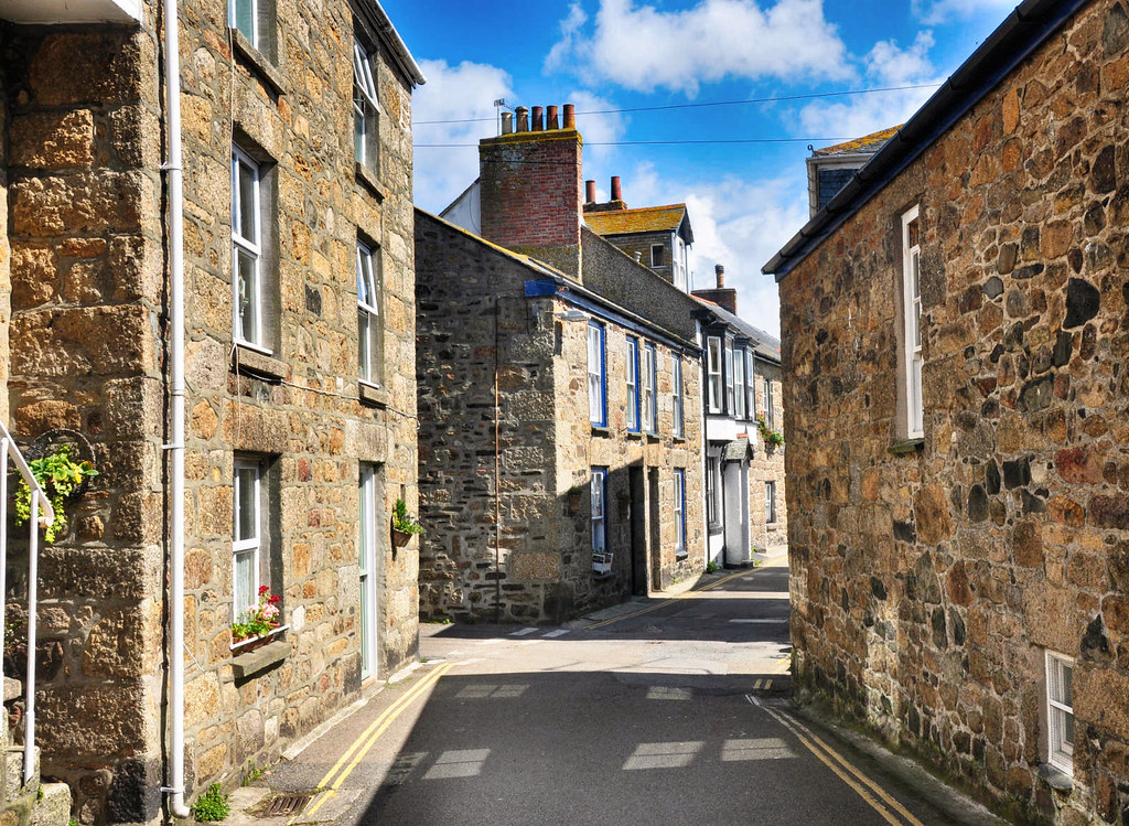 Narrow street in Mousehole, Cornwall. Credit Nilfanion